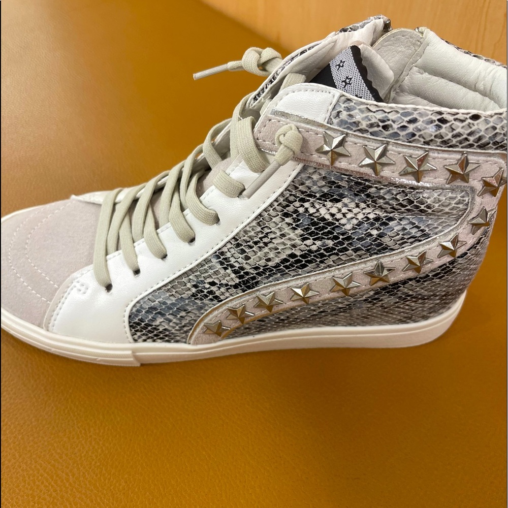 NWT Vintage Havana Snake/Star/White High Top Sneakers